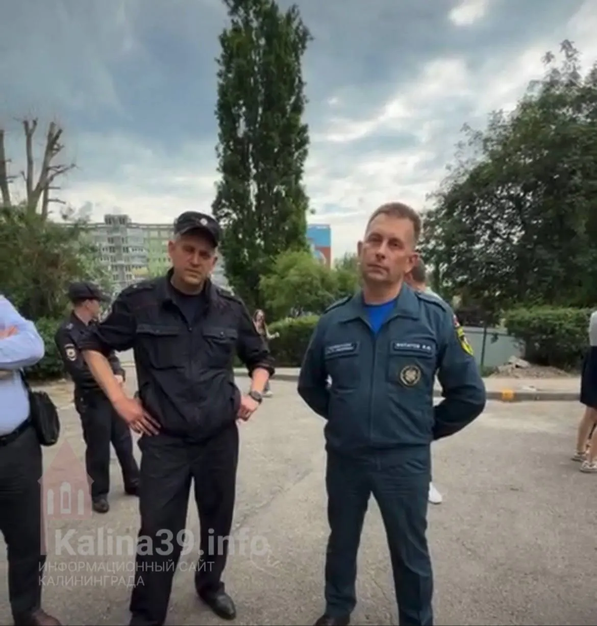 У дома №68 на Московском проспекте, вокруг которого несколько недель длится конфликт из‑за возможного расселения, сотрудники МЧС и полиции приступили к отключению электроснабжения; жильцы жалуются, что им не показывают судебных решений или документов о принудительной эвакуации.