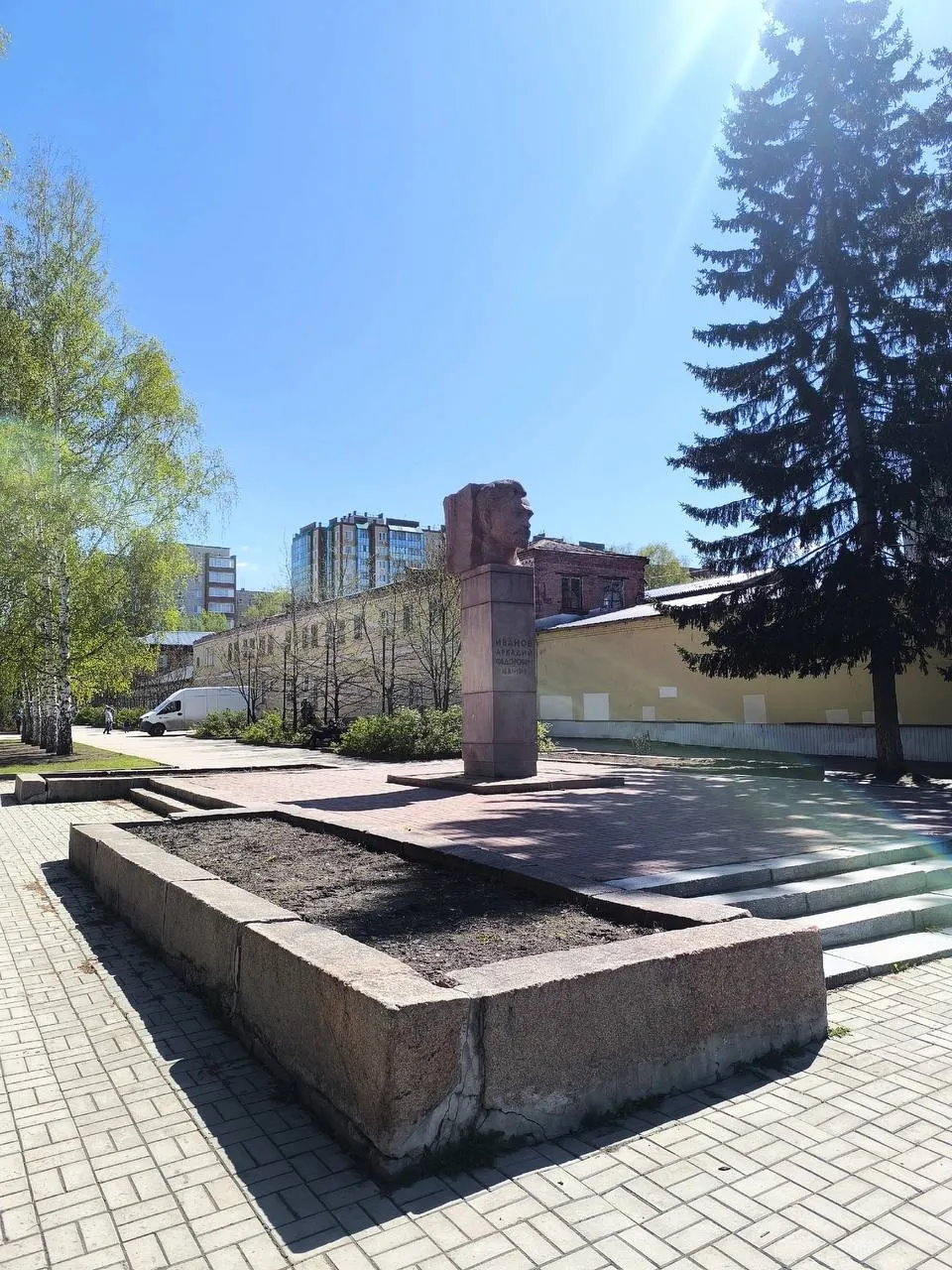 Новый цветник обустроят возле памятника Аркадию Иванову рядом со школой №32 на проспекте Ленина. Работы стартуют 25 июня в 10:00 — организаторы приглашают всех желающих.