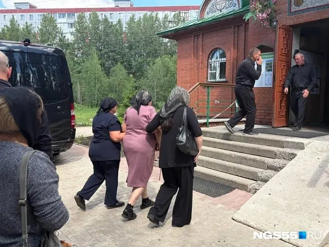В Омске прошла церемония прощания с Ольгой Симочкиной и Анатолием Бойко: близкие собрались у храма на Менделеева, многие не смогли сдержать слёз. Мать Анатолия до последнего надеялась на чудо.
