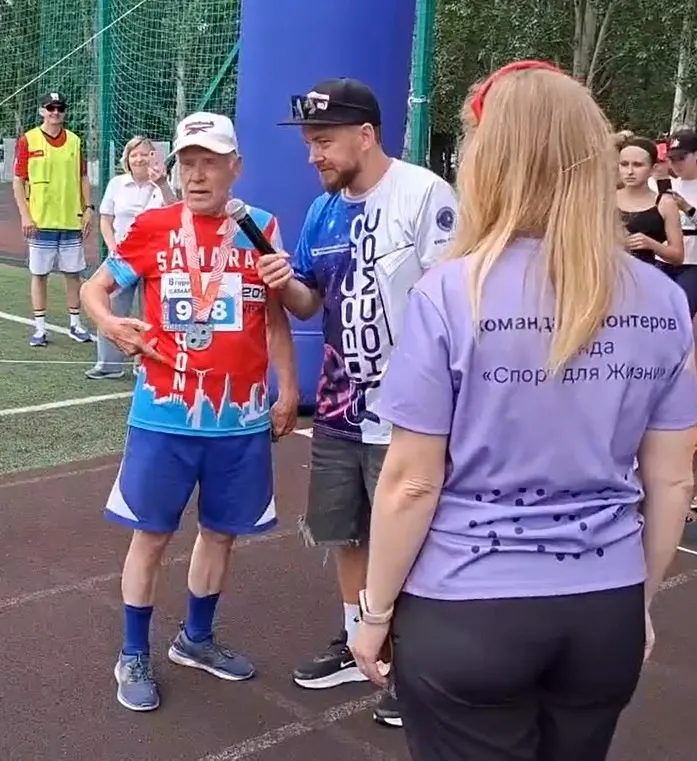 Леонид Селин стал самым возрастным участником забега в парке Гагарина. После финиша он заявил, что не собирается останавливаться и планирует продолжать тренировки до столетия.
