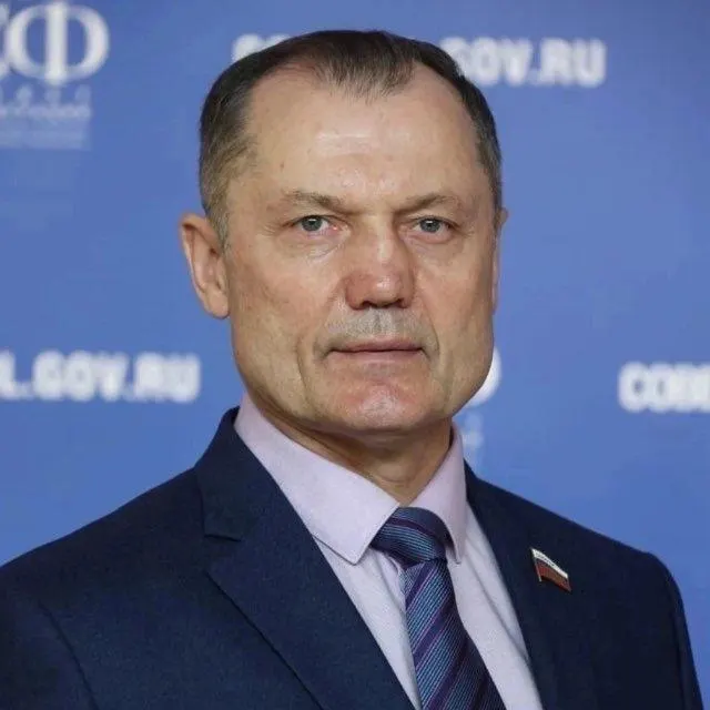Сенатор от Рязанской области Игорь Мурог предложил закрепить законодательно практики на базовых предприятиях до 50% учебного времени. Критики предупреждают о риске превращения инициативы в дешевую рабочую силу без гарантированной оплаты.