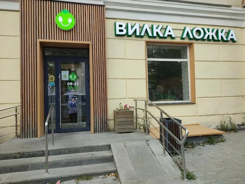 Роспотребнадзор выявил в кафе на Баумана, 1 нарушения — плохое освещение, отсутствие информации о хранении и сроках годности продуктов и неисправный холодильник. По решению суда заведение приостановило работу на 30 суток.