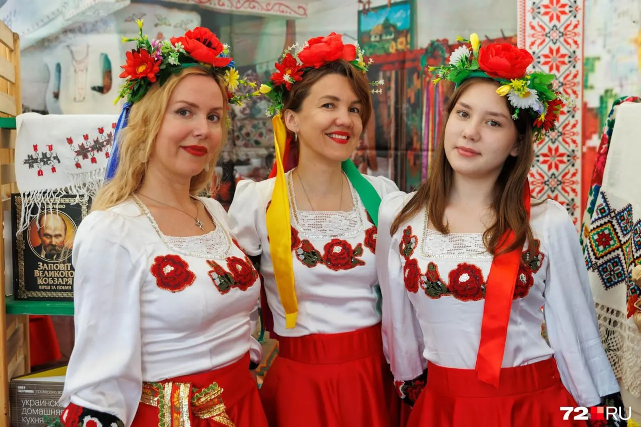 На площади 400-летия Тюмени прошёл фестиваль «Мост дружбы», собравший около двух десятков национальностей с выставками, выступлениями и мастер-классами.