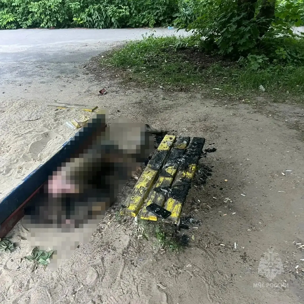 На улице Лебедева прохожие заметили горящего мужчину и потушили его до приезда спасателей. С ожогами он доставлен в больницу, где скончался; свидетели предполагают, что одежда загорелась от сигареты.