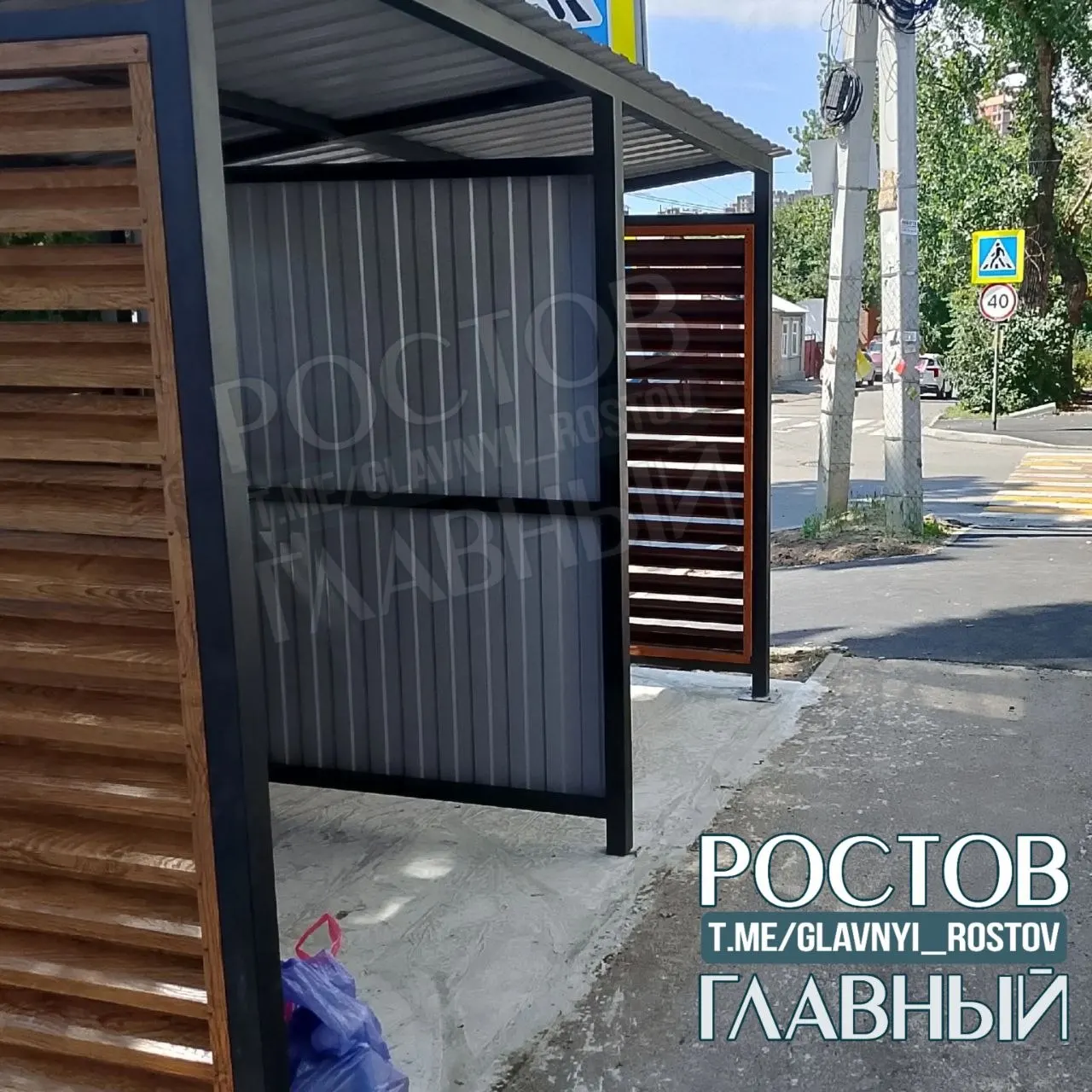 В центре города рядом с домом на пересечении улиц Братский и Черепахина поставили крупный контейнер всего в нескольких метрах от фасада. Местные жалуются на антисанитарию и требуют вмешательства администрации.