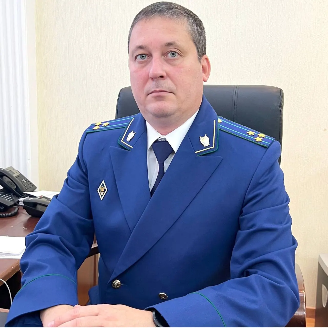 Вахрушев, работающий в прокуратуре с 2005 года, прибыл в Мурманск из Орла, где занимал аналогичную должность. Ранее он три года служил в Луганской Народной Республике. Исполняющим обязанности прокурора области остаётся Анатолий Трифанов; бывший руководитель региональной прокуратуры Сергей Паволин трудится в Иркутской области.