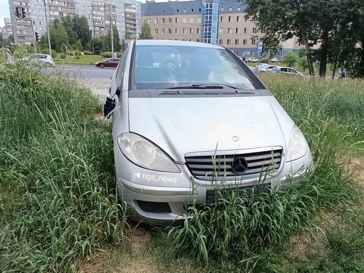 На улице Тюленина, 12 жители жалуются на заброшенный Mercedes‑Benz A‑класс: стекло разбито, авто заросло травой и привлекает вандалов. Владелец утверждает, что машину изъяли для погашения долгов, но её не поместили на ответственное хранение.