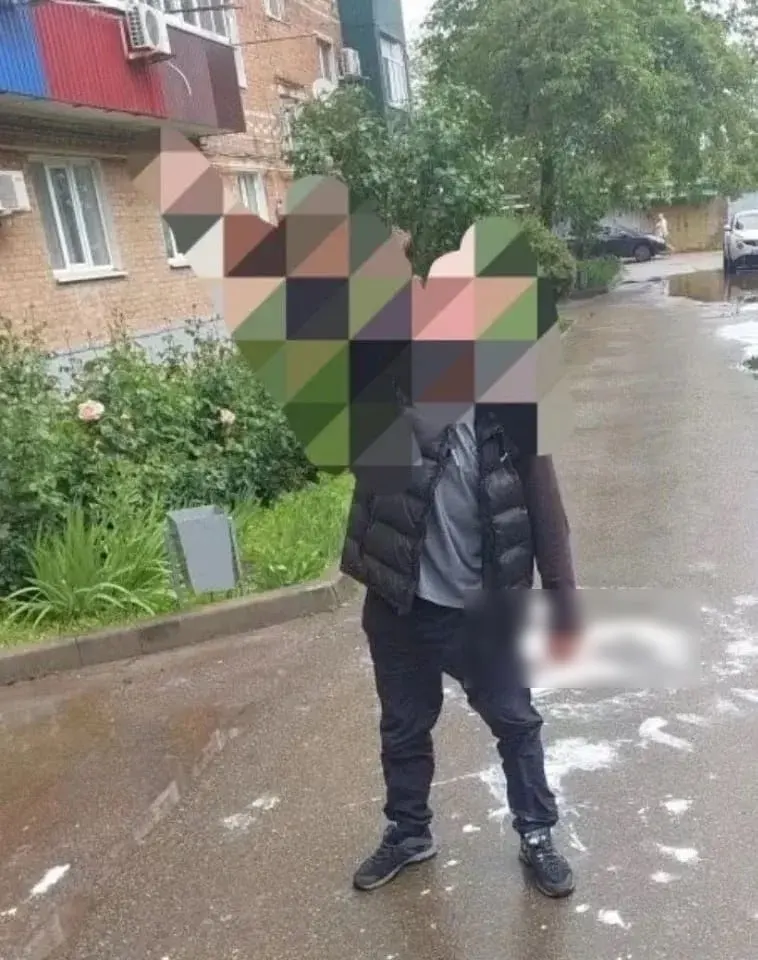 В суде Тихорецка 52‑летний мужчина признал вину: он нарисовал свастику сметаной на асфальте возле подъезда и получил наказание в виде 10 суток ареста.