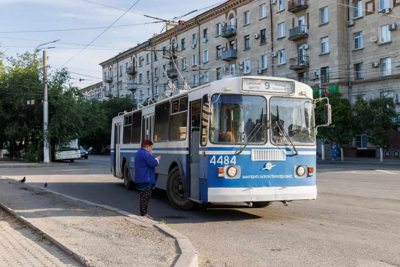 Контролёры потребовали покинуть салон, заявив, что удостоверения ветерана боевых действий и инвалида II группы не дают права на бесплатный проезд.