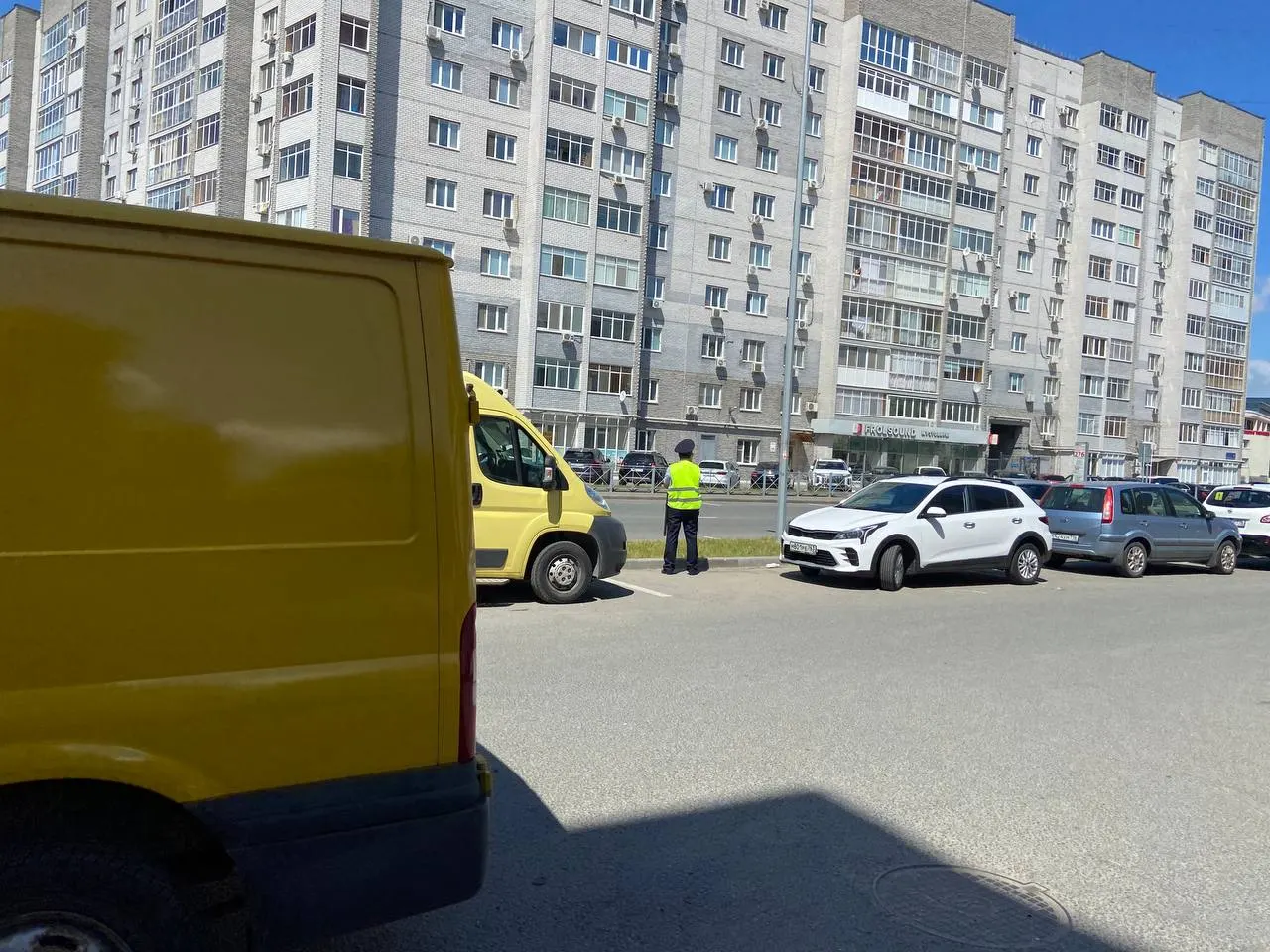 В центре города заметно больше полицейских, росгвардейцев и патрульных машин — это связано с началом саммита Россия — АСЕАН. Мероприятие пройдёт до 19 июня, в республику приедут российские и иностранные делегации.