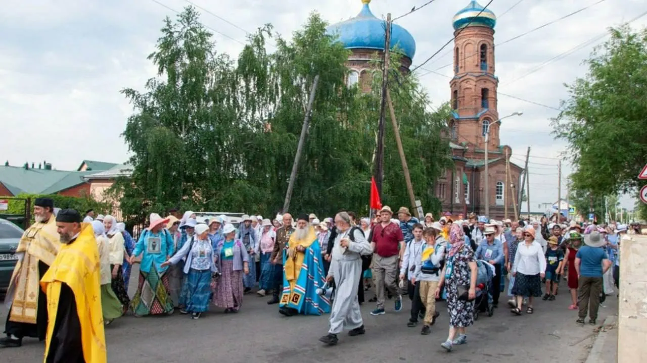 Крестный ход, который проводится в 28-й раз, начался от Покровского кафедрального собора и проходит через ряд населённых пунктов до села Коробейниково; по пути участники совершают богослужения и молебны.