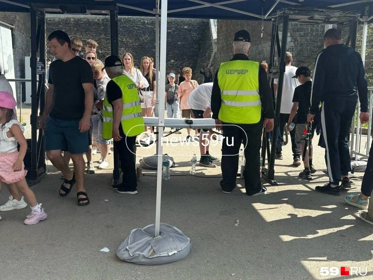 На набережной во время фестиваля проверяли сумки, отбирали воду в бутылках и устанавливали металлодетекторы. В мэрии заявили, что ограничения действовали только на время мероприятия.