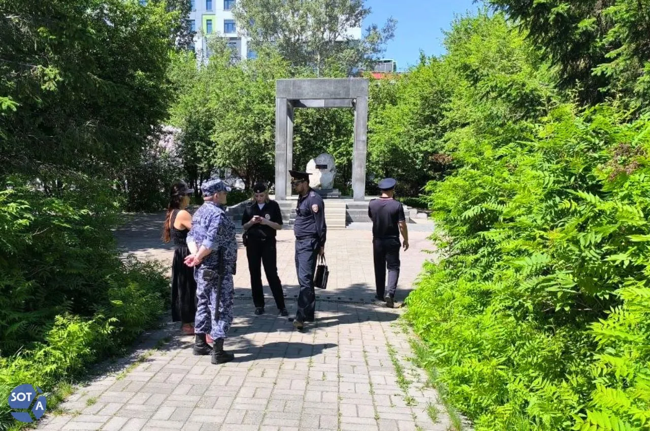 У Нарымского сквера в центре Новосибирска полицейские останавливают людей с цветами, проверяют документы и проводят мини‑опросы о целях возложения.