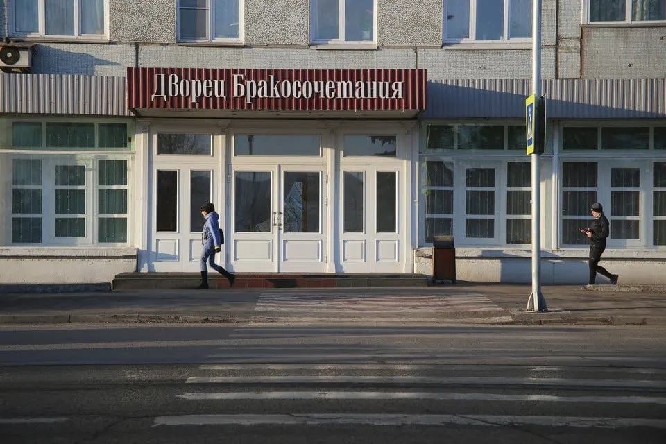 В красноярских отделах ЗАГС снова проходит акция «День без разводов»: в этот день заявления о расторжении брака временно не принимают. Юристы напоминают, что подобные ограничения могут противоречить закону.
