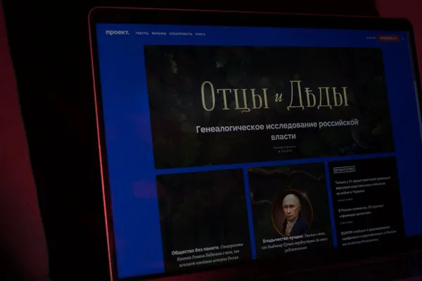 По данным журналистского расследования, Батыр Агаев имеет бельгийское гражданство, живёт в Берлине и владеет крупными долями в люксембургских структурах, которые вкладывают десятки миллионов евро в недвижимость Германии. Его родственник — депутат Госдумы — также связан с клубом, оказывавшим помощь российским военным.