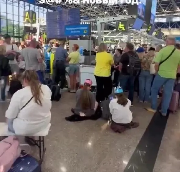 Девушка опубликовала видео из терминала аэропорта Сочи: на кадрах — пустые табло и переполненные залы ожидания после задержек рейсов.