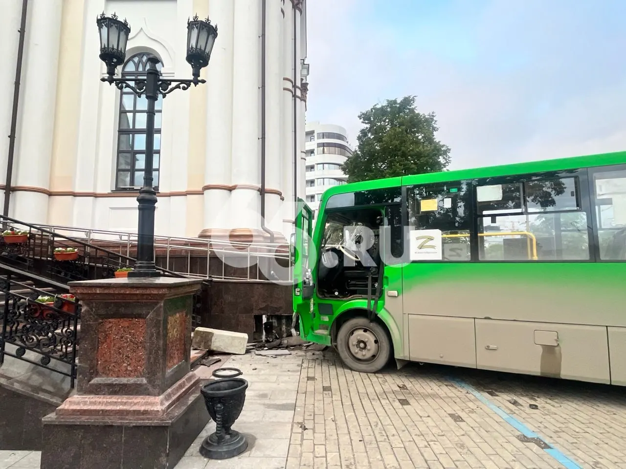 Пассажирский автобус на пересечении улиц 8 Марта и Малышева сначала столкнулся с легковым автомобилем, затем выехал на пешеходную зону и врезался в здание храма «Большой Златоуст». Четверо человек погибли на месте.