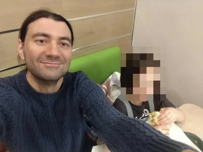 Железнодорожный суд Рязани счёл Александра Мойсеюка виновным по статье о финансировании экстремистской организации и назначил штраф в 100 000 рублей; прокуратура просила более трёх лет лишения свободы.