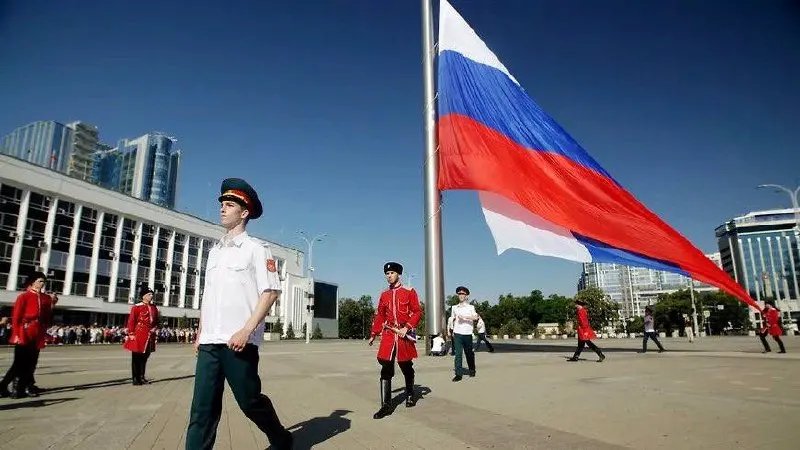 12 июня в Краснодаре пройдёт более 100 мероприятий — концерты, выставки, мастер‑классы, спортивные события и автопробег. Основные площадки — городские парки, исторический парк и площади города.