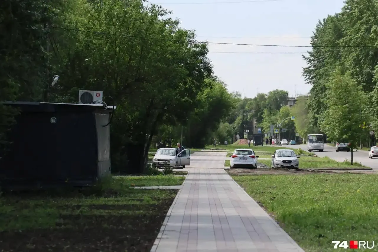 Подрядчик частично выполнил благоустройство на улице Барбюса: уложили плитку, но не установили лавочки, освещение и не засеяли газон. Контракт расторгнут, спор перешёл в суд, сроки завершения неизвестны.
