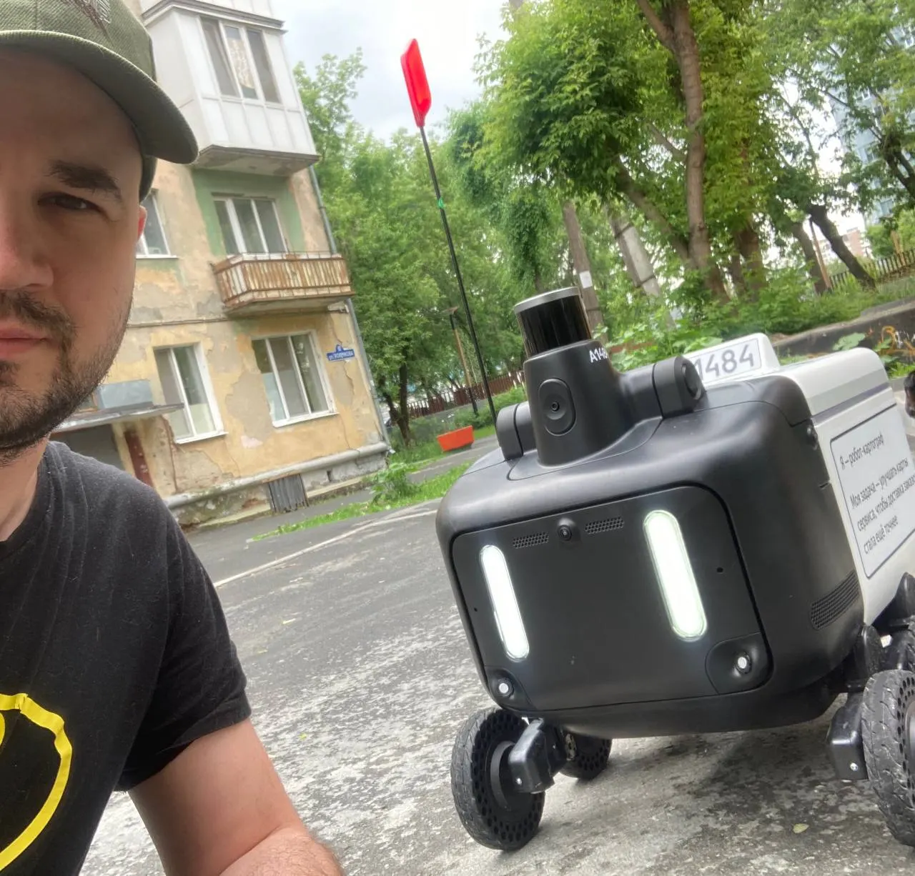 В некоторых районах Тюмени появились автономные роботы-доставщики — сервис скоро заработает в нескольких округах города, и жители уже замечают их во дворах.