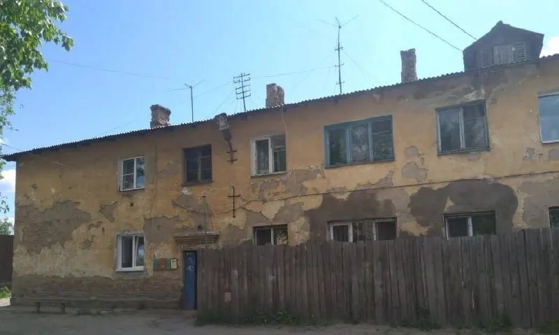 Администрация Читы намерена изъять 15 квартир в трёх аварийных бараках; собственникам предложат переселение или компенсацию, при отказе — обращение в суд.