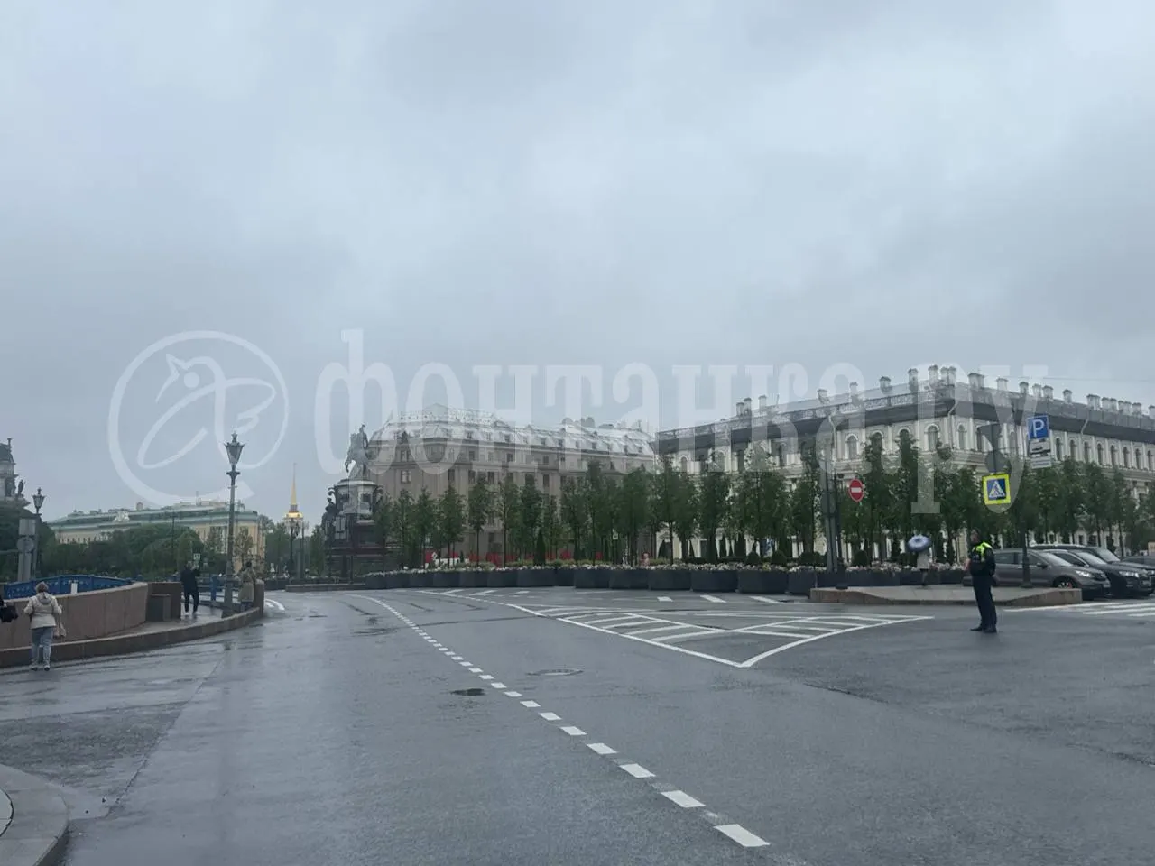 В центре города образовались масштабные заторы: закрыты участки Дворцовой набережной и Малой Морской, осложнён выезд на Невский в районе канала Грибоедова, на Вознесенском движение регулирует ДПС.