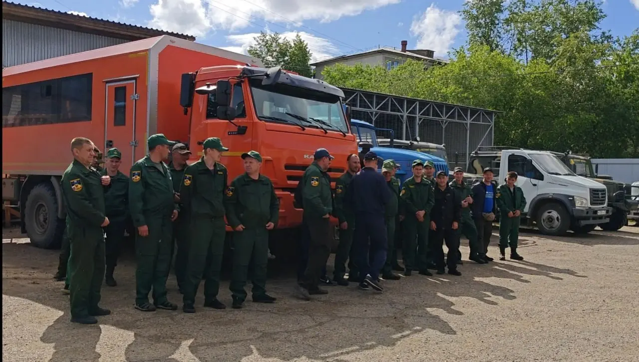 Группа из 50 пожарных-десантников из Забайкалья направлена в Красноярский край, где действует режим ЧС из‑за более 120 лесных пожаров; помощь рассчитана примерно на месяц.