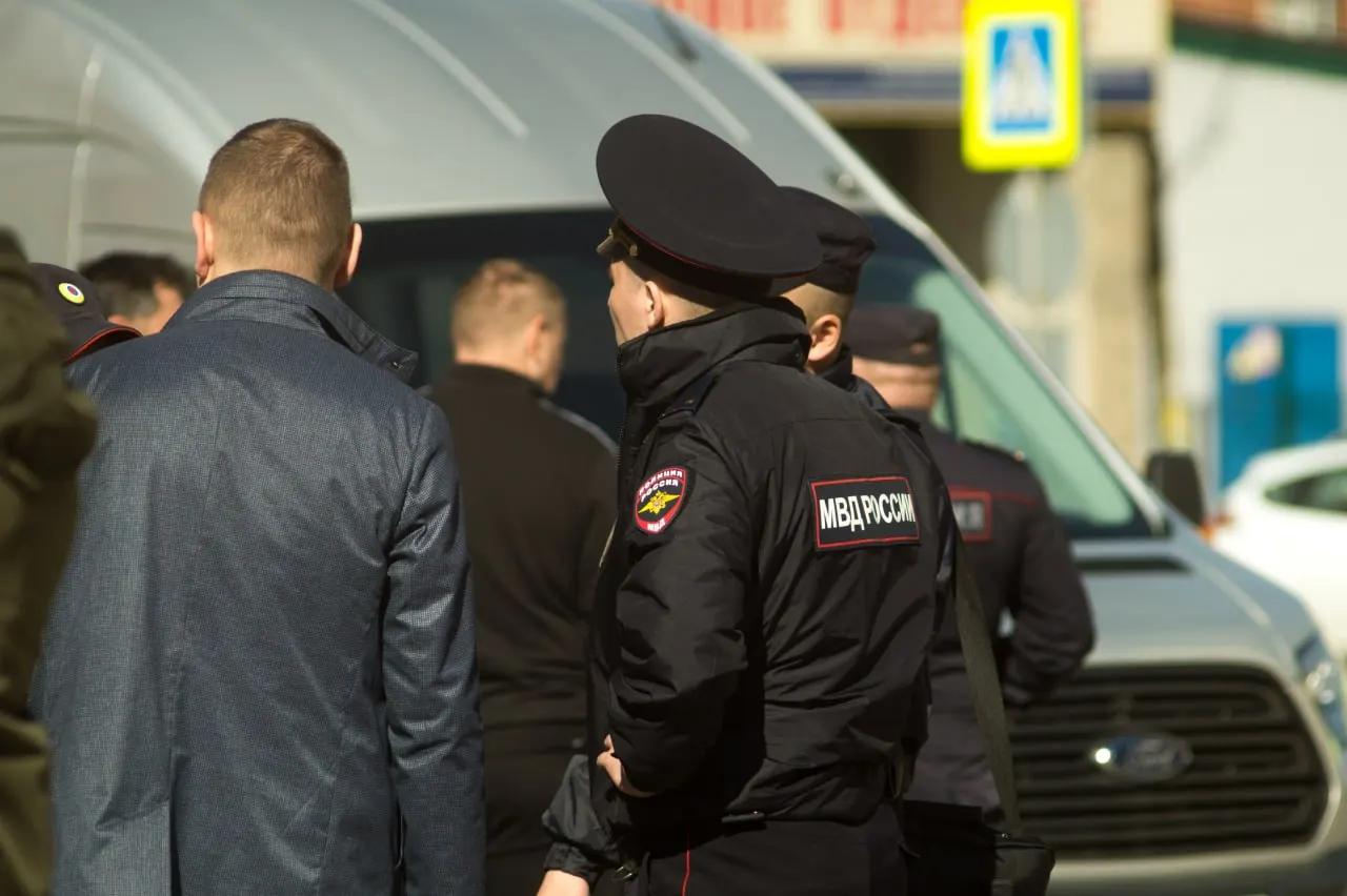 Правоохранительные органы пришли в МКУ по адресу Антона Валека, 8. В мэрии подтвердили визит и сообщили, что уголовных дел в отношении чиновников пока не заведено; по некоторым данным, проверка может быть связана с расследованием возможного мошенничества при списании бюджетных средств.