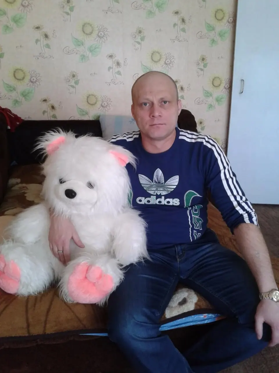 Суд признал мужчину виновным в оправдании запрещённых организаций и призывах к насилию; ему назначили шесть лет колонии и трёхлетний запрет на публикации в интернете.