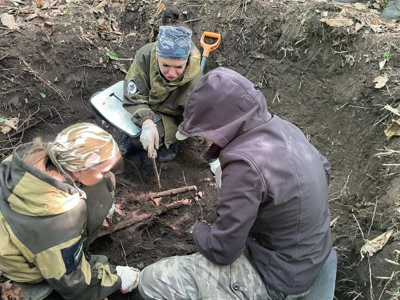 Во время акции «Вахта памяти — 2026» в Хасанском районе нашли останки двух бойцов Красной Армии; при раскопках обнаружены стальные каски, котелки и ножны от штыка, останки переданы на судебно-медицинскую экспертизу.