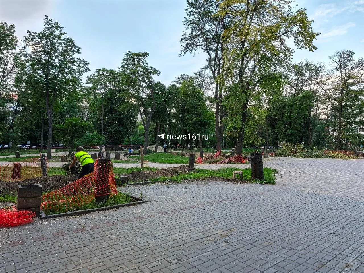 После снятия ограждений посетители обнаружили в парке Строителей большое количество спиленных деревьев; причины работ пока неясны, жители выражают обеспокоенность.