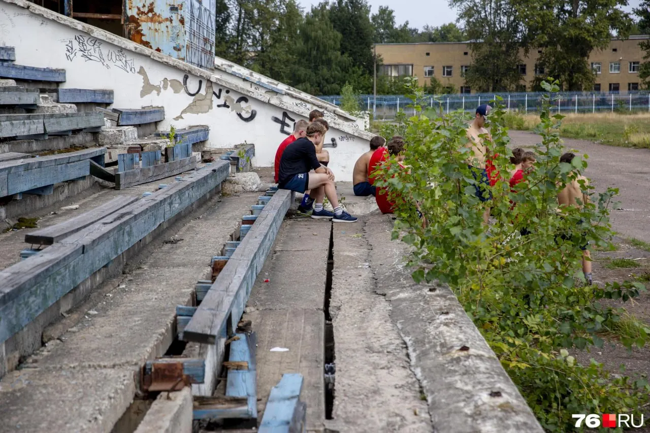 В селе Углекаменск подозреваемый в смерти 16-летней школьницы, по словам жителей, ранее запугивал её. В мессенджерах распространяется запись разговора; следствие пока не подтверждает эти сведения.