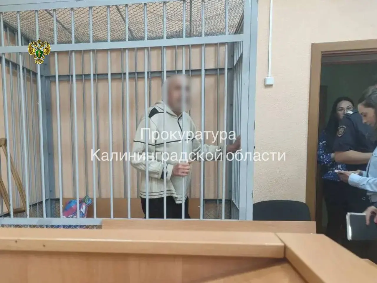 Суд признал 51‑летнего жителя Калининграда виновным в публичных призывах, направленных против безопасности государства; ему назначили три года лишения свободы и запрет на публикации в интернете на такой же срок.