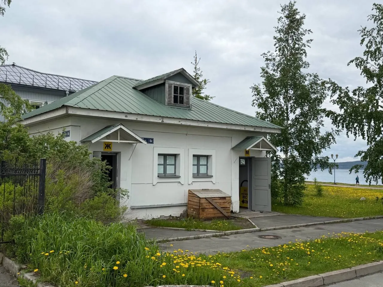 Летом в нескольких городах подняли цену за посещение общественных уборных — от 30 до 50 рублей. Проблемы касаются не только стоимости, но и доступности, санитарии и льгот для уязвимых групп.