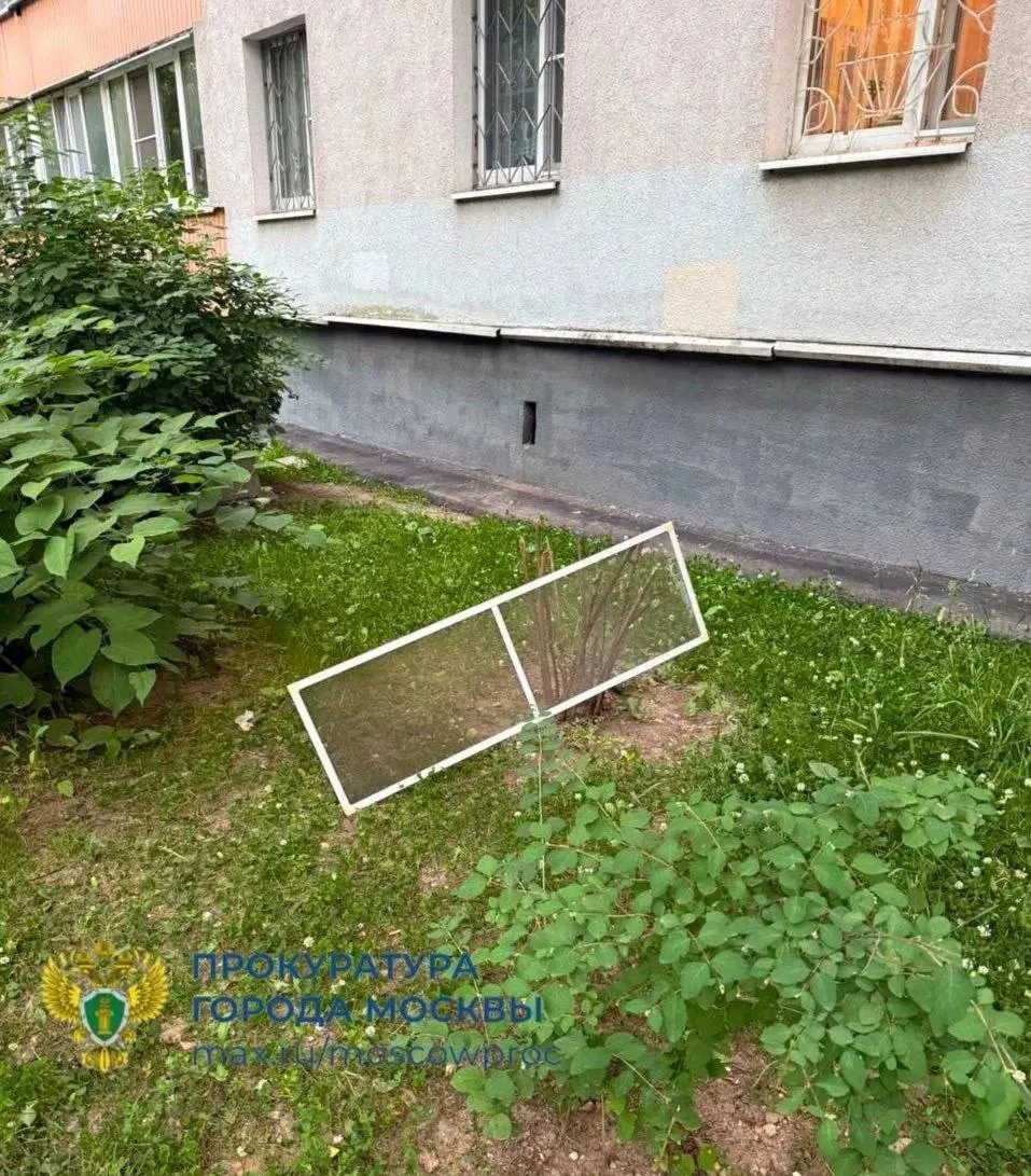 Ребёнок упал с балкона дома на Абрамцевской улице на северо‑востоке Москвы. Москитная сетка не удержала девочку, прокуратура начала проверку.