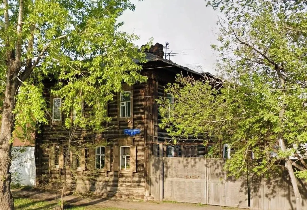 Двухэтажный бревенчатый дом 1907 года площадью 187,2 м² выставлен на продажу целиком или по долям. Здание является объектом культурного наследия, для его содержания и восстановления требуются специальные условия.