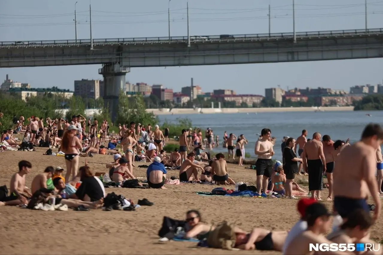 21 июня на пляже у Ленинградского моста отдыхающие вытащили из воды женщину преклонного возраста; пострадавшую увезла скорая помощь.