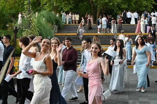 Городской бал выпускников «Время найти себя» в сочинском «Фестивальном» собрал около 2,5 тысячи вчерашних школьников.