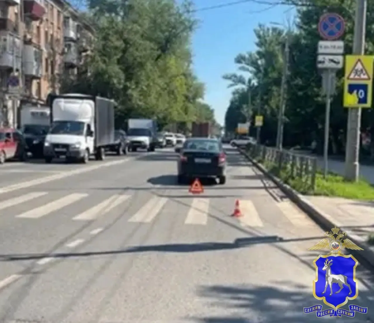 Авария произошла 10 июня: 62‑летний водитель Lada Granta сбил мужчину и женщину, переходивших дорогу на разрешающий сигнал; мужчину госпитализировали, женщина не пострадала.