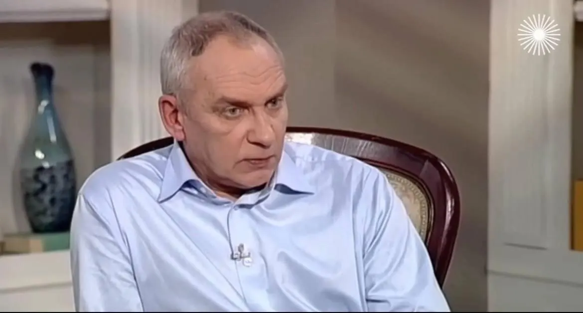 Актёру диагностировали рак лёгких в декабре 2025 года. Сейчас он в тяжёлом состоянии в платной реанимации, родственники собирают средства на лечение.