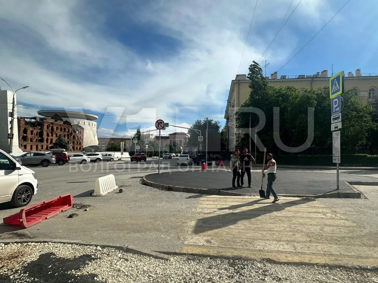 В связи с введением платных парковок на улице Советской уменьшили ширину проезжей части и убрали парковочные карманы возле музея-панорамы «Сталинградская битва» и мельницы Грудинина. На улице Наумова устанавливают островки безопасности для пешеходов.