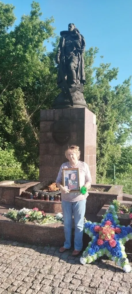 21 июня в ряде городов прошли акции памяти родных, пропавших без вести на войне в Украине. Участники сообщают о задержаниях и исчезновениях координаторов, а также о проверках со стороны силовиков.