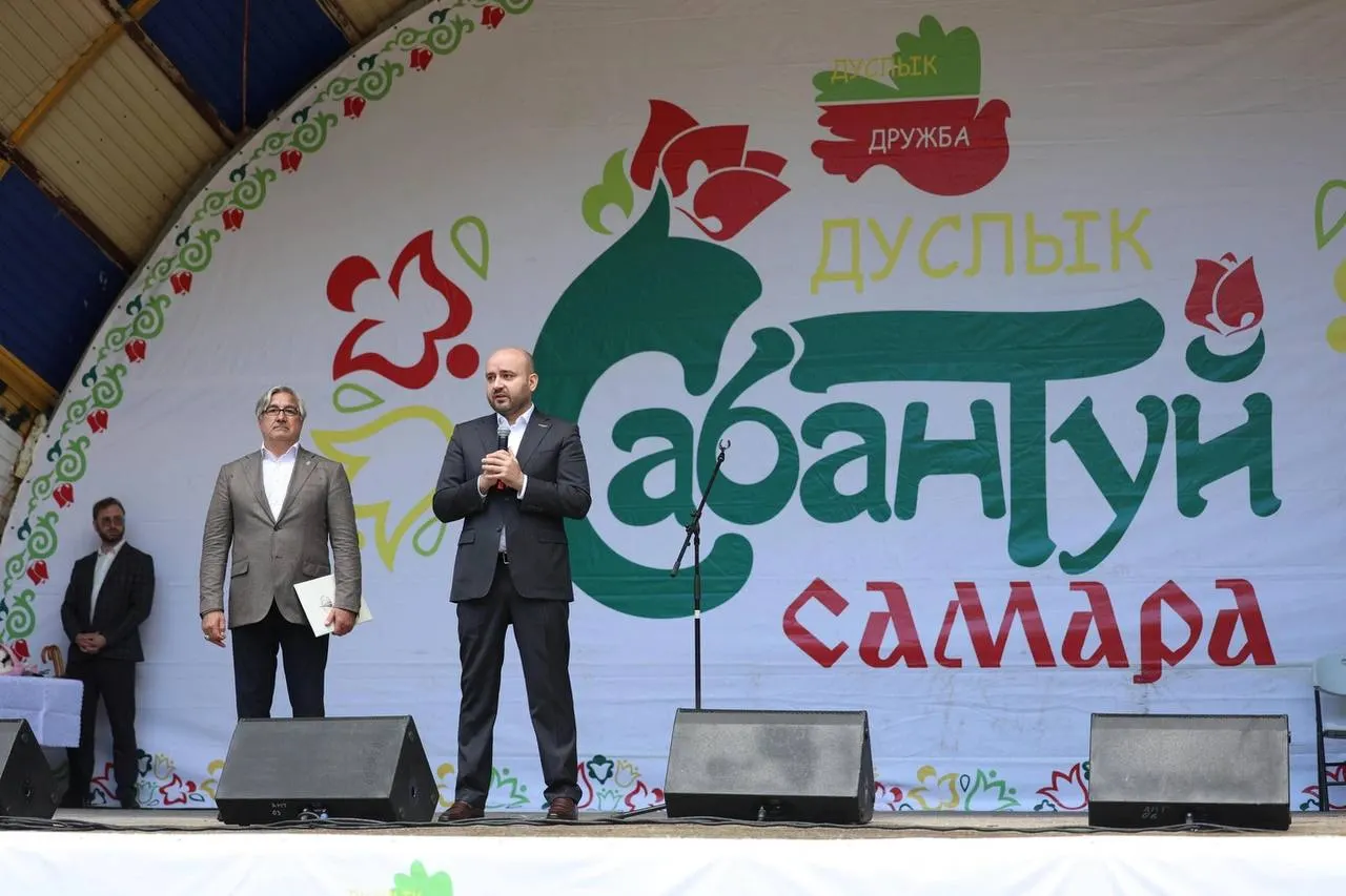 Традиционный татарский праздник собрал тысячи гостей в парке имени Гагарина: концерты, ярмарка мастеров, народные игры и состязания.