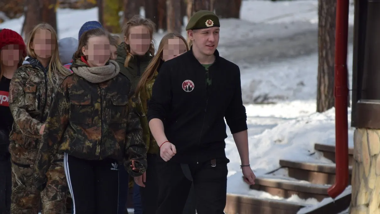 В Екатеринбурге 26‑летнего мужчину признали виновным в демонстрации нацистской символики и отправили под арест на 10 суток из‑за татуировки «Чёрное солнце».
