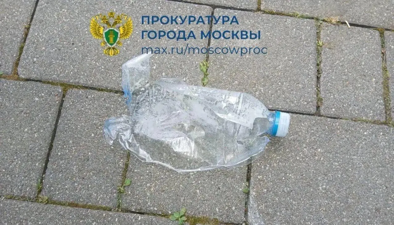 Подростки приготовили смесь из домашнего лимонада и оставили её в бутылке на дороге. Другой ребёнок открыл её на детской площадке — содержимое взорвалось и попало в глаза семилетнему мальчику. Ему промыли глаза на месте и отпустили домой.