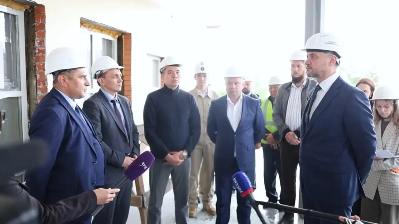 Осипов посетил стройплощадку театра кукол, отметил 90% готовности объекта и поручил подрядчикам и ответственным службам максимально мобилизовать силы для открытия в течение года.