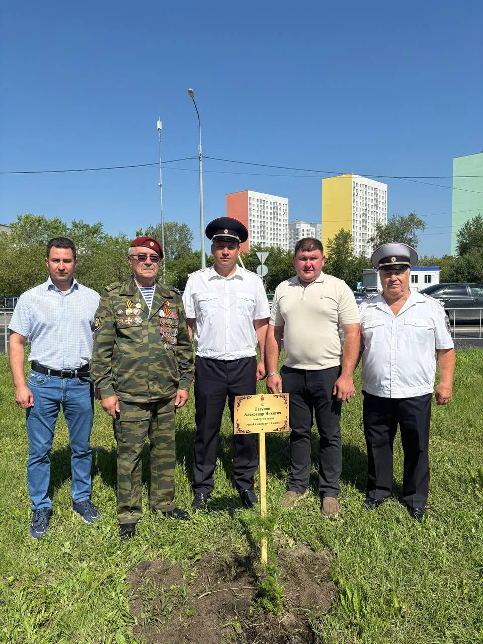 Ветераны правоохранительных органов высадили ряд деревьев у здания на улице Ватутина — в память о сотрудниках милиции, прошедших войну и отдавших жизнь при исполнении служебного долга.