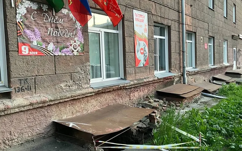 У муниципального детского сада №24 в центре Новосибирска в нескольких местах обрушилась отмостка: появились пустоты, ведущие в подвал, рядом лежат обломки, сигнальная лента установлена только в одном месте.