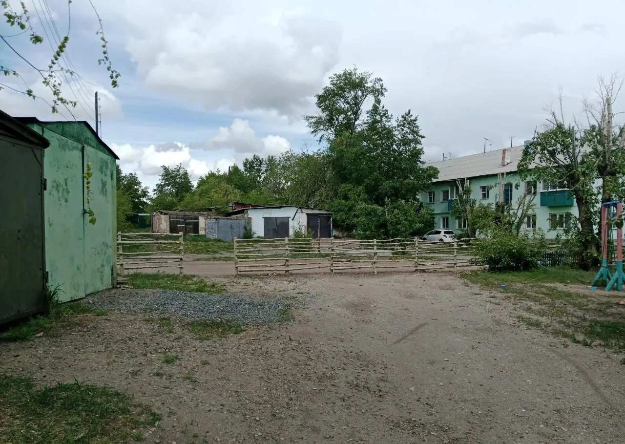 В Восточном один из жильцов установил ограждение на придомовой территории, оставив только один проезд к трем двухэтажным домам. Управляющая компания намерена выехать на место и, вероятно, потребовать сноса.